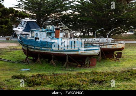 Alte Fischerboote ruhen im Monterey Boat Works, heute Teil der Hopkins Marine Station der Stanford University; Pacific Grove, Kalifornien Stockfoto