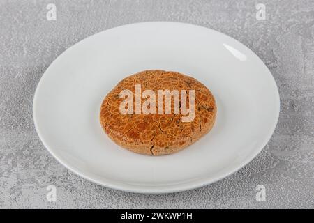 Glutenfreie Speisen. Verschiedene Snacks aus Buchweizenmehl auf hölzernem Hintergrund von oben. Hausgemachte gebackene Brötchen aus rohem Buchweizen mit Sesam. Stockfoto