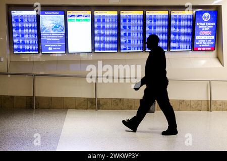 Fluggäste und die Anzeige von Ankunft und Abflug an der Minneapolis-St. Paul Airport, USA (MSP) während eines typischen Flughafentages. Stockfoto