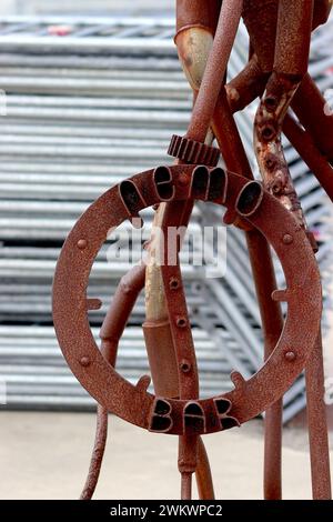 Nahaufnahme des Namensschilds von Nemo's Bar, bestehend aus einer rustikalen Skulptur mit zahlreichen Altmetallgegenständen wie Rohren, Zahnrädern und Kugelrennen. Stockfoto