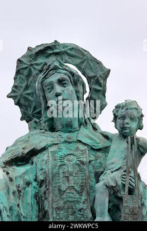 Die Bronzestatue der Jungfrau von Carmen, Schutzpatronin der Seefahrt von Xuxo León, die auf der O Parrote Esplanade La Coruna, Spanien, wiederaufgebaut wurde. Stockfoto