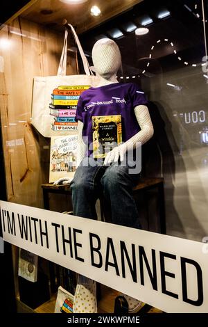 Ausstellung gegen das Verbot von Büchern in den USA im Open Book Bookstore in der Minneapolis-St. Paul International Airport (Minnesota). Stockfoto