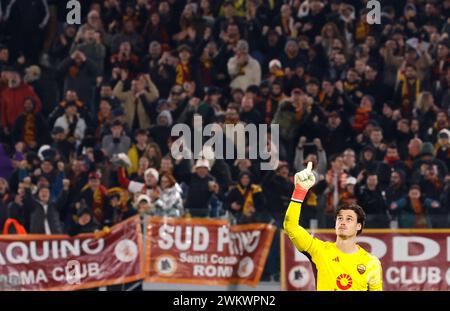 Rom, Italien. Februar 2024. Rom, Italien, 22. Februar 2024. Mile Svilar, Torhüter der AS Roma, feiert im Olympiastadion im zweiten Leg der UEFA Europa League das Elfmeterschießen zwischen Roma und Feyenoord. Roma besiegte Feyenoord 5-3 und nahm an der Achtelrunde Teil. Quelle: Riccardo De Luca - Update Images/Alamy Live News Stockfoto