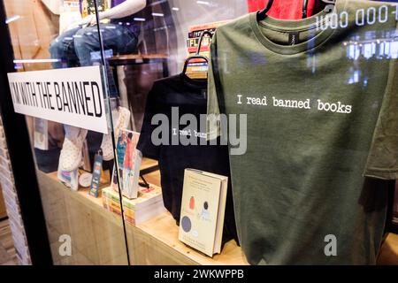 Ausstellung gegen das Verbot von Büchern in den USA im Open Book Bookstore in der Minneapolis-St. Paul International Airport (Minnesota). Stockfoto