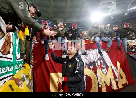 Rom, Italien. Februar 2024. Rom, Italien, 22. Februar 2024. Lorenzo Pellegrini von AS Roma begrüßt die Fans am Ende des Play-off-Spiels zwischen Roma und Feyenoord im zweiten Leg der UEFA Europa League im Olympiastadion. Roma besiegte Feyenoord 5-3 am Ende eines Elfmeterschießens und schloss sich dem Achtelfinale an. Quelle: Riccardo De Luca - Update Images/Alamy Live News Stockfoto