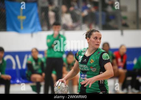 Oviedo, Asturien, Spanien. Februar 2024. Oviedo, Spanien, 22. Februar 2024: Replasa Beti-Onaks Spielerin Macarena Sans (18) mit dem Ball während des 19. Spieltages der Liga Guerreras Iberdrola 2023-24 zwischen Lobas Global ATAC Oviedo und Replasa Beti-Onak am 22. Februar 2023 im Florida Arena Municipal Sports Center in Oviedo, Spanien. (Kreditbild: © Alberto Brevers/Pacific Press via ZUMA Press Wire) NUR REDAKTIONELLE VERWENDUNG! Nicht für kommerzielle ZWECKE! Stockfoto