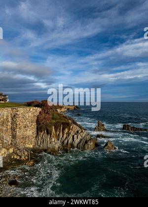 Raue Küstenlinie entlang des Ocean View Blvd von Pacific Grove, wenn sich Sturmwolken nähern. Stockfoto