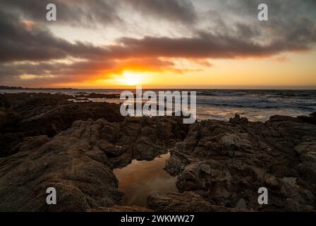 Gezeitenpool Sonnenuntergang in der Nähe von Asilomar Beach, Pacific Grove, Kalifornien Stockfoto