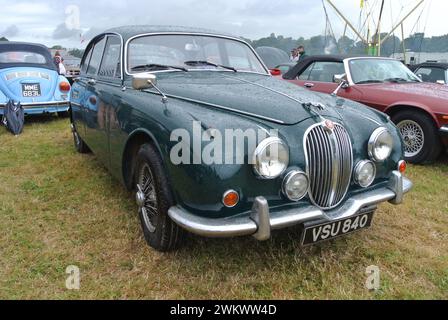 Ein Jaguar Mk.2 aus dem Jahr 1961 parkte auf der 48. Historic Vehicle Gathering in Powderham, Devon, England, Großbritannien. Stockfoto