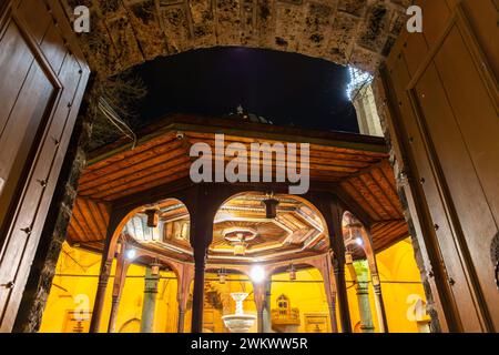 Die Gazi Husrev Beg Moschee ist eine Moschee in Sarajevo. Sie wurde im 16. Jahrhundert erbaut und ist die größte historische Moschee in Bosnien und Herzegowina. Stockfoto