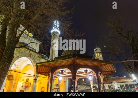 Die Gazi Husrev Beg Moschee ist eine Moschee in Sarajevo. Sie wurde im 16. Jahrhundert erbaut und ist die größte historische Moschee in Bosnien und Herzegowina. Stockfoto