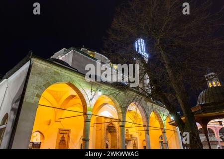 Die Gazi Husrev Beg Moschee ist eine Moschee in Sarajevo. Sie wurde im 16. Jahrhundert erbaut und ist die größte historische Moschee in Bosnien und Herzegowina. Stockfoto