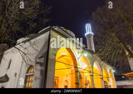 Die Gazi Husrev Beg Moschee ist eine Moschee in Sarajevo. Sie wurde im 16. Jahrhundert erbaut und ist die größte historische Moschee in Bosnien und Herzegowina. Stockfoto