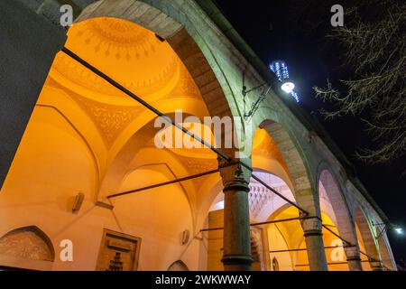 Die Gazi Husrev Beg Moschee ist eine Moschee in Sarajevo. Sie wurde im 16. Jahrhundert erbaut und ist die größte historische Moschee in Bosnien und Herzegowina. Stockfoto