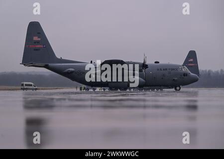 Ein C-130H Hercules-Flugzeug, das den 910th Airlift Wing-Taxis auf der Rampe nach einem lokalen Training in der Youngstown Air Reserve Station, Ohio, am 22. Februar 2024 zugeteilt wurde. Das Manöver hilft den Flugbesatzungsmitgliedern, Kenntnisse in den Techniken der Frachtzustellung und beim Start und Landen von Flugzeugen zu erlangen und aufrechtzuerhalten. (Foto der U.S. Air Force von Eric M. White) Stockfoto