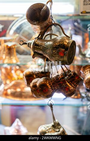 Kupferne türkische Kaffeekannen, genannt Cezve, verkauft auf Bascarsija, dem zentralen Markt von Sarajevo. Stockfoto