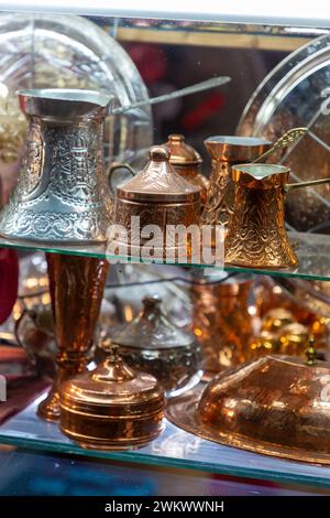 Kupferne türkische Kaffeekannen, genannt Cezve, verkauft auf Bascarsija, dem zentralen Markt von Sarajevo. Stockfoto