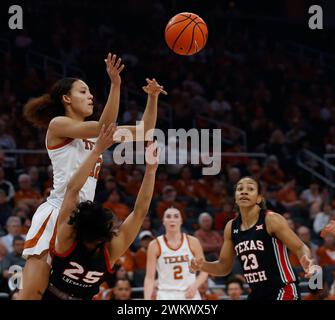 21. Februar 2024: Der texanische Garde Ndjakalenga Mwenentanda (32) schlägt den Texas Tech Guard Ashley Chevalier (25), während er am 21. Februar 2024 während eines Basketballspiels zwischen den Texas Longhorns und den Texas Tech Red Raiders den Ball übergab. Texas gewann 77:72. (Kreditbild: © Scott Coleman/ZUMA Press Wire) NUR REDAKTIONELLE VERWENDUNG! Nicht für kommerzielle ZWECKE! Stockfoto