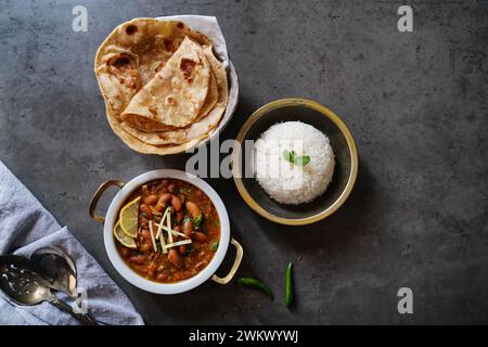 Rajma Masala | Curry mit roten Kidneybohnen serviert mit Reis und Roti Stockfoto