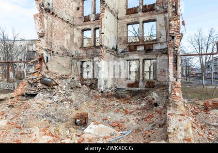 Lyman, Region Donezk, Ukraine. Februar 2024. Ein zerstörtes Wohngebäude wird als Ergebnis von Artillerieschießen russischer Truppen in Lyman gesehen. Russische Truppen eroberten Lyman im Frühsommer 2022 in Donezk. Die Stadt war vier Monate lang besetzt. Sie wurde nach einer Gegenoffensive in der Region Charkiw befreit. Nach dem Fall von Avdiiwka könnte eines der nächsten Ziele der russischen Offensive Lyman sein, sagt die ukrainische Militärführung der BBC. Auch westliche Analysten haben darüber geschrieben. Lyman ist in der Nähe der Frontlinie im Donbass gefangen. Die Stimmung seines Zivilisten Stockfoto