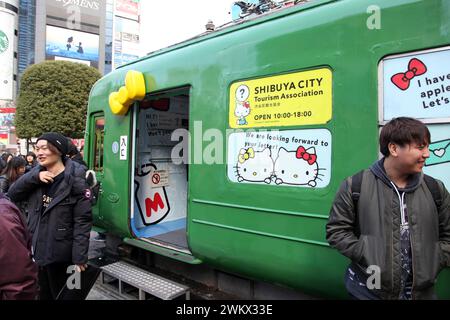 Shibuyas berühmtes „Grüner Frosch“-Zugfahrzeugtourismuszentrum vor dem Shibuya JR-Bahnhof in Tokio, Japan. Stockfoto