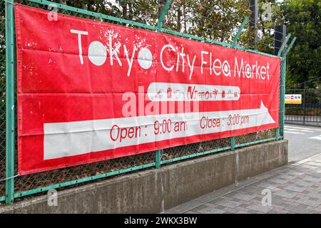 Rotes Banner für den Flohmarkt Tokio City in Oi Keibajo, Shinagawa in Tokio, Japan. Stockfoto