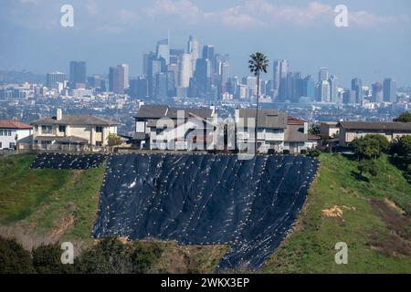 Los Angeles, Usa. Februar 2024. Wohnhäuser in der Nähe von Berghängen verwenden Planen, um vor durch Sturm verursachten Sachschäden in Los Angeles zu schützen, 22. Februar 2024. (Foto: Ringo Chiu/SOPA Images/SIPA USA) Credit: SIPA USA/Alamy Live News Stockfoto