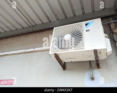 Malaysia, Perak, 22. Februar 2022: Eine Einheit des Wechselstromkompressors Daikin Dual Inverter wurde außerhalb der Laborabteilung installiert. Lieblingsmarke, langlebig und energieeffizient. Stockfoto
