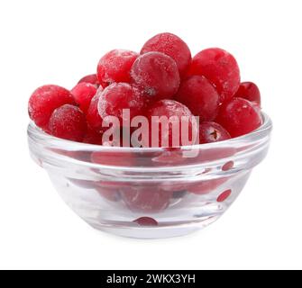 Gefrorene rote Preiselbeeren in Schüssel isoliert auf weiß Stockfoto