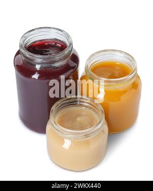 Babynahrung. Verschiedene gesunde Püree in Gläsern isoliert auf weiß Stockfoto