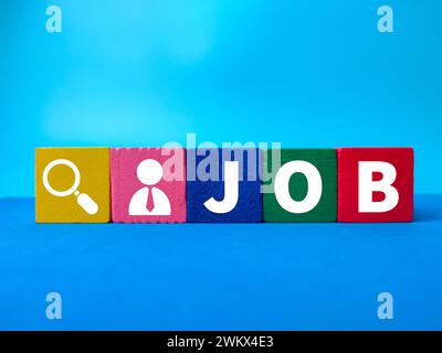 Bunter Holzblock mit JOB und menschlichem Symbol auf blauem Hintergrund. Stockfoto