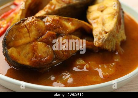 Leckeres Fischcurry auf Teller, Nahaufnahme. Indische Küche Stockfoto