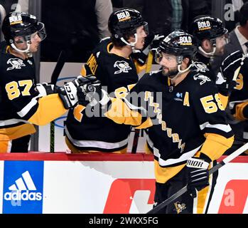 Pittsburgh, Usa. Februar 2024. Der Pittsburgh Penguins-Verteidiger Kris Letang (58) feiert sein Tor gegen die Montreal Canadiens während der ersten Periode in der PPG Paints Arena in Pittsburgh am Donnerstag, den 22. Februar 2024. Foto von Archie Carpenter/UPI. Quelle: UPI/Alamy Live News Stockfoto