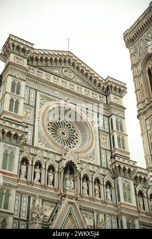 Florenz, Italien - 8. Februar 2024: Santa Maria del Fiore im Freien Stockfoto