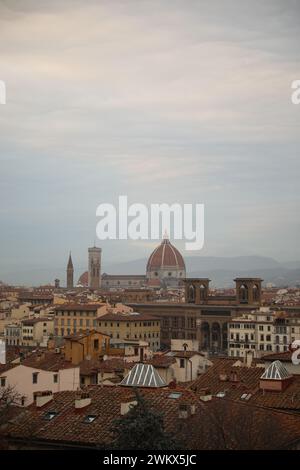 Florenz, Italien - 8. Februar 2024: Malerischer Blick auf die Stadt mit wunderschönen Gebäuden unter dem Himmel Stockfoto