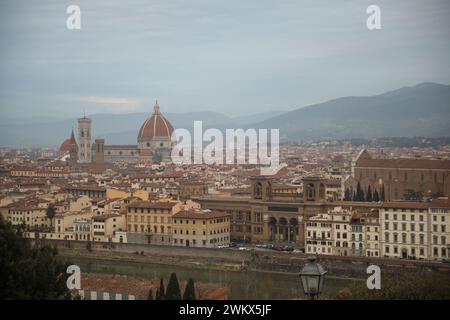 Florenz, Italien - 8. Februar 2024: Malerischer Blick auf die Stadt mit wunderschönen Gebäuden und Bergwerken Stockfoto