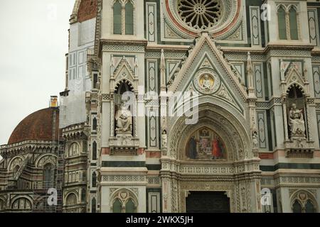 Florenz, Italien - 8. Februar 2024: Santa Maria del Fiore im Freien Stockfoto