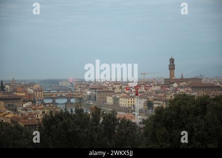 Florenz, Italien - 8. Februar 2024: Malerischer Blick auf die Stadt mit wunderschönen Gebäuden unter dem Himmel Stockfoto