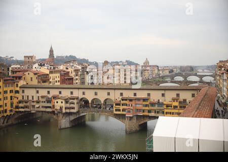 Florenz, Italien - 8. Februar 2024: Malerischer Blick auf die Stadt mit wunderschönen Gebäuden und dem Fluss Stockfoto