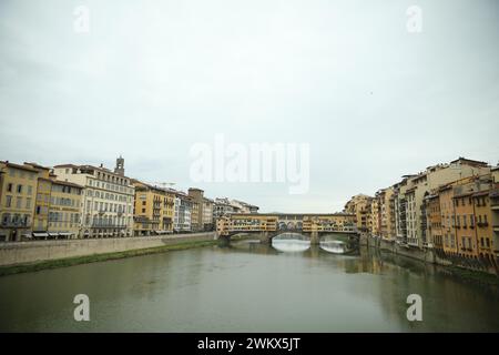 Florenz, Italien - 8. Februar 2024: Malerischer Blick auf die Stadt mit wunderschönen Gebäuden und dem Fluss Stockfoto