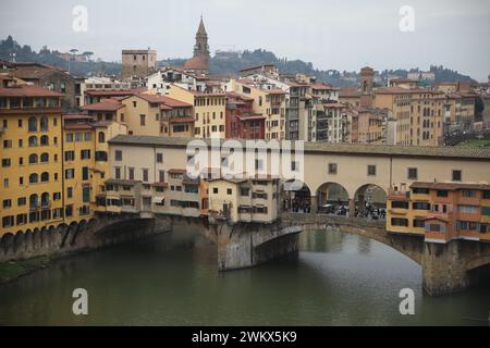 Florenz, Italien - 8. Februar 2024: Malerischer Blick auf die Stadt mit wunderschönen Gebäuden und dem Fluss Stockfoto