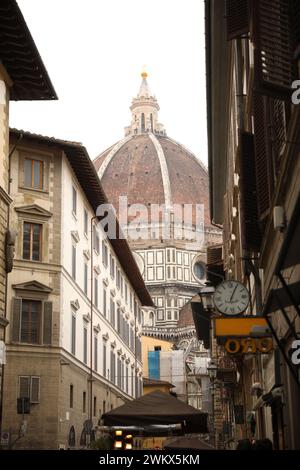 Florenz, Italien - 8. Februar 2024: Santa Maria del Fiore und andere Gebäude im Freien Stockfoto