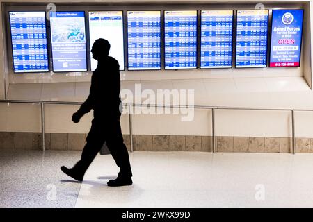 Flugreisende und die Anzeige von Ankunft und Abflug an der Minneapolis-St. Paul Airport, USA (MSP) während eines typischen Flughafentages. Stockfoto