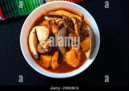 Mexikanischer Caldo de Mariscos, scharfe Meeresfrüchte-Suppe Stockfoto