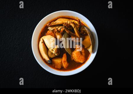 Mexikanischer Caldo de Mariscos, scharfe Meeresfrüchte-Suppe Stockfoto