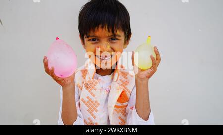 Feiern Sie das lebhafte Festival von Holi mit Freude und Glück! Happy Holi ist ein traditionelles hinduistisches Festival, das die Ankunft des Frühlings markiert Stockfoto