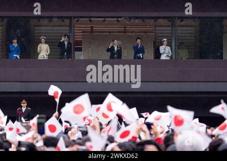 Tokio, Japan. Februar 2024. Prinzessin Kako von Akishino, Kronprinzessin Kiko, Kronprinz Akishino, Japans Kaiser Naruhito und Kaiserin Masako und Prinzessin Aiko winken am 23. Februar 2024 auf dem Balkon des Kaiserpalastes in Tokio, Japan. Kaiser Naruhito erschien an seinem 64. Geburtstag, flankiert von Kaiserin Masako und anderen Mitgliedern der japanischen Königsfamilie. (Credit Image: © POOL via ZUMA Press Wire) NUR REDAKTIONELLE VERWENDUNG! Nicht für kommerzielle ZWECKE! Stockfoto