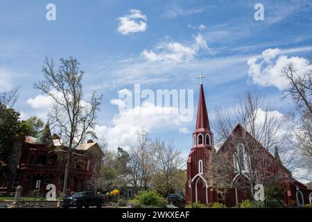 Blick auf eine historische Kirche im Zentrum von Sonora, Kalifornien, USA. Stockfoto