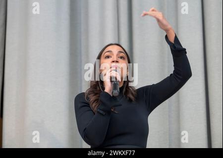 New York, Usa. Februar 2024. NEW YORK, NEW YORK – 22. FEBRUAR: Die Rep. Alexandria Ocasio-Cortez hält nach fünf Jahren des Green New Deal auf der PS 171Q von Astoria am 22. Februar 2024 im New Yorker Stadtteil Queens eine Rede in einem Rathaus. Quelle: Ron Adar/Alamy Live News Stockfoto