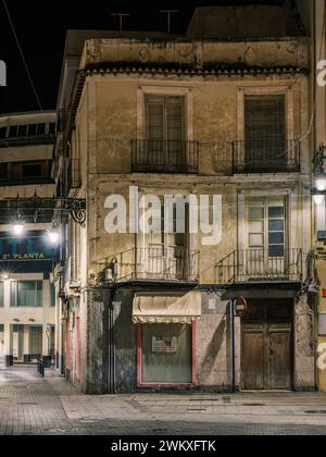 Orihuela bei Nacht - eines der heruntergekommenen Gebäude, das sich im antiken Teil von Orihuela, Alicante, Spanien, befindet Stockfoto